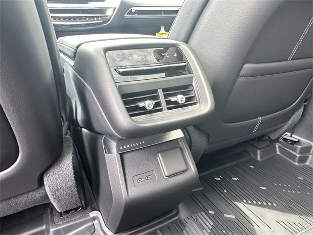 2025 Cadillac LYRIQ Luxury 3