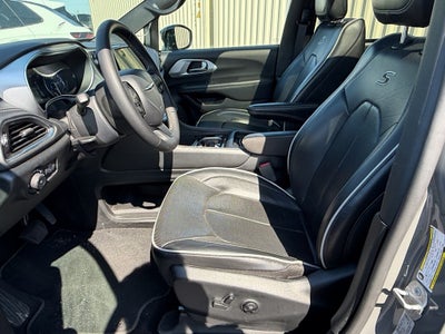 2025 Chrysler Pacifica Limited FWD