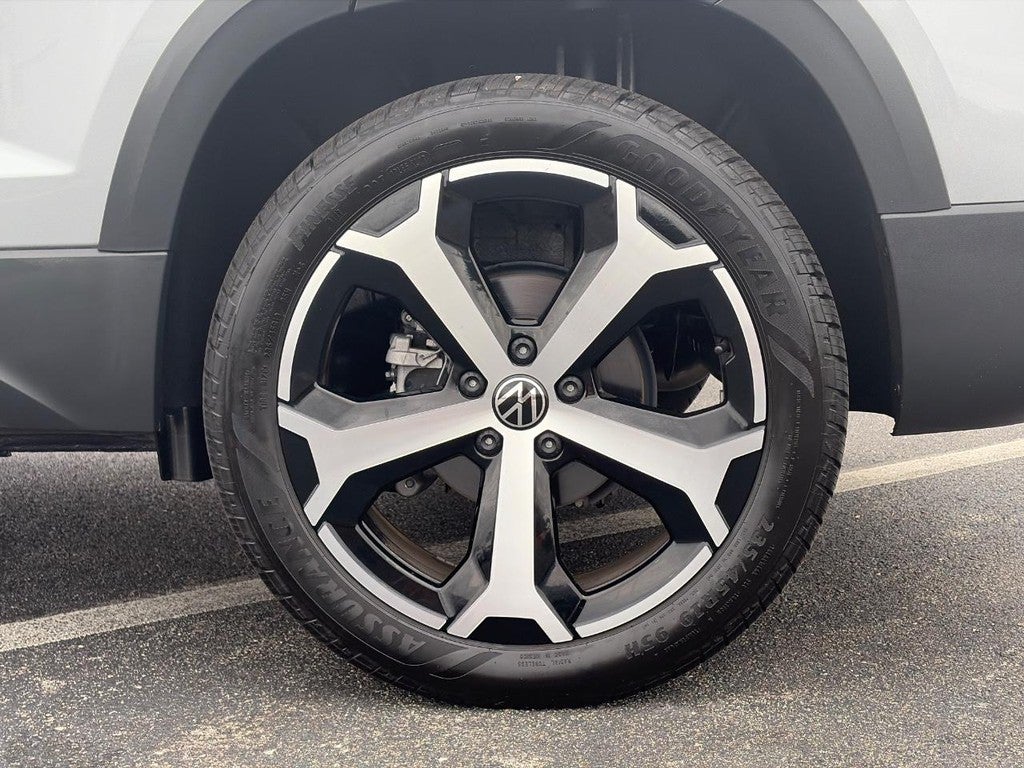 2025 Volkswagen Taos SEL 4MOTION