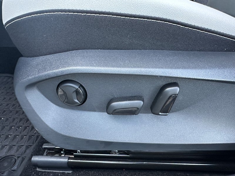 2025 Volkswagen Taos SE FWD