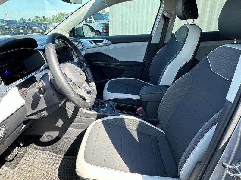 2025 Volkswagen Taos SE FWD