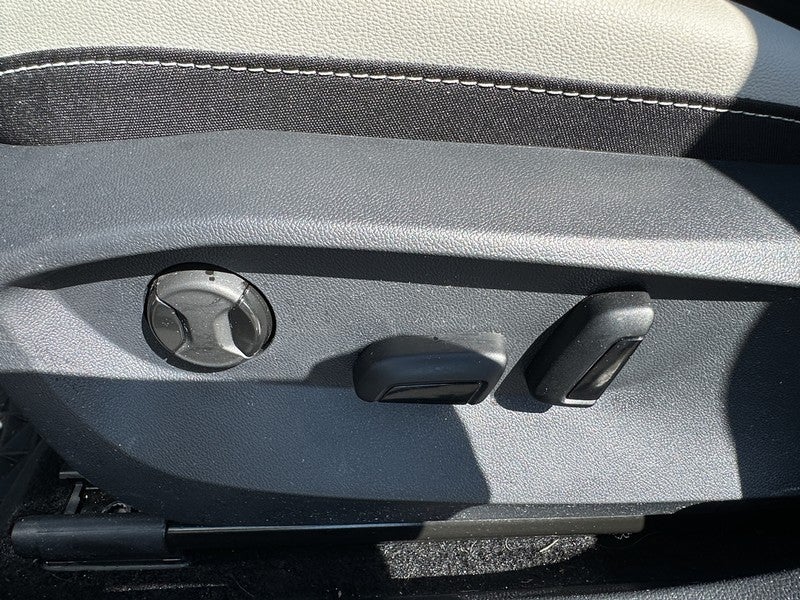 2025 Volkswagen Taos SE FWD