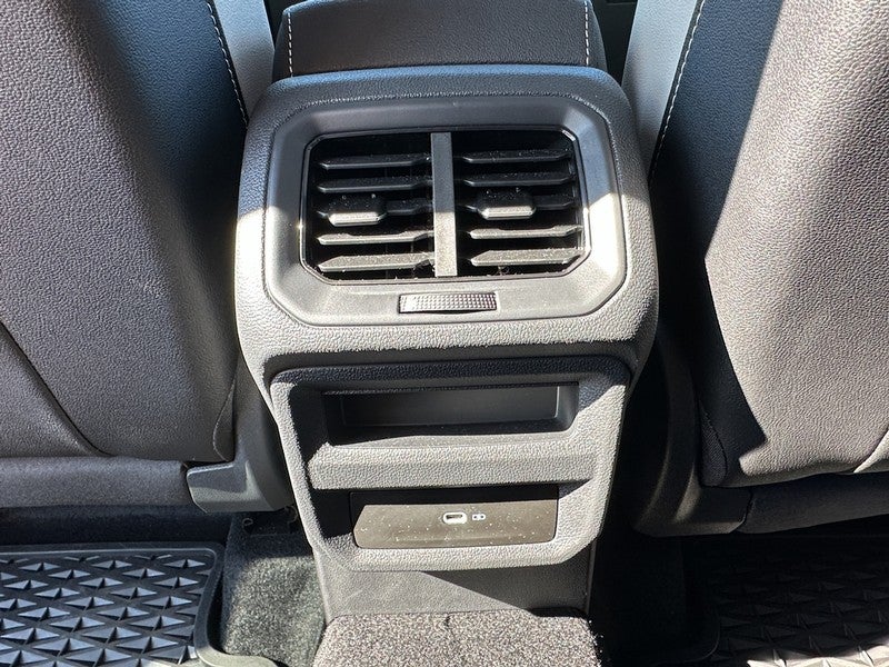 2025 Volkswagen Taos SE 4MOTION