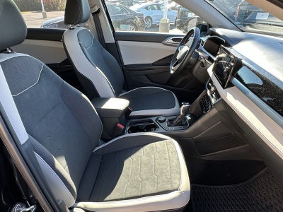 2025 Volkswagen Taos SE 4MOTION