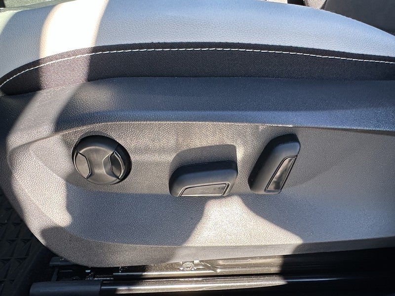 2025 Volkswagen Taos SE 4MOTION