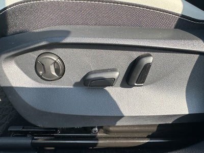 2025 Volkswagen Taos SE 4MOTION