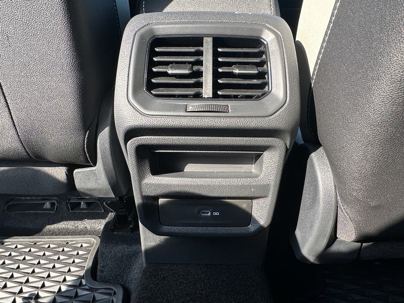 2025 Volkswagen Taos SE 4MOTION