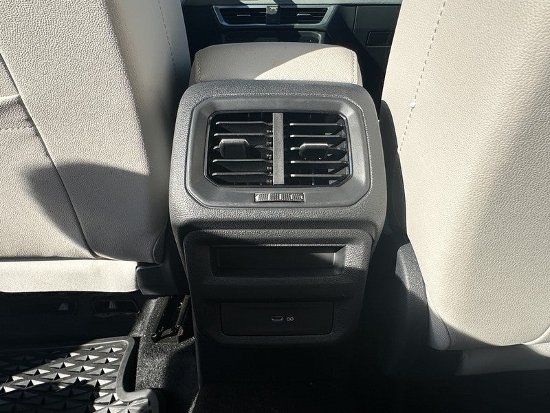 2025 Volkswagen Taos SE 4MOTION