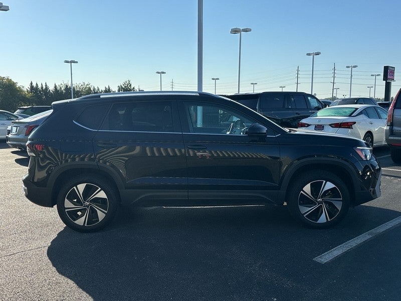 2025 Volkswagen Taos SE 4MOTION