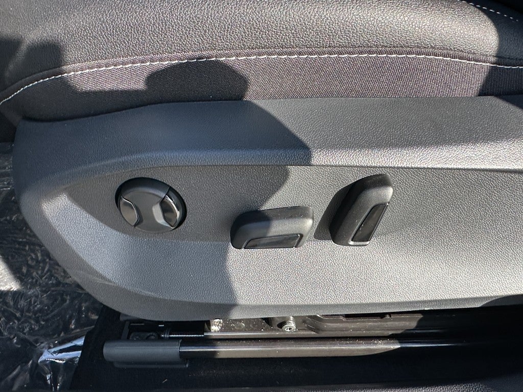 2026 Volkswagen Taos SE Black 4MOTION