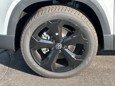 2026 Volkswagen Taos SE Black 4MOTION