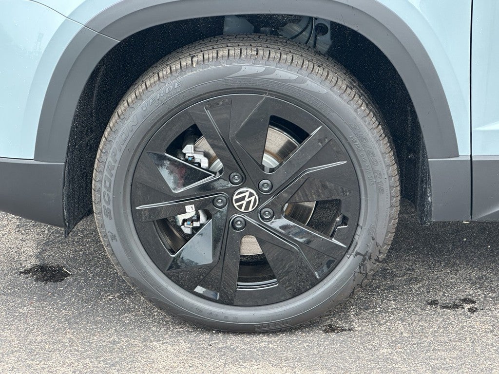 2026 Volkswagen Taos SE Black FWD