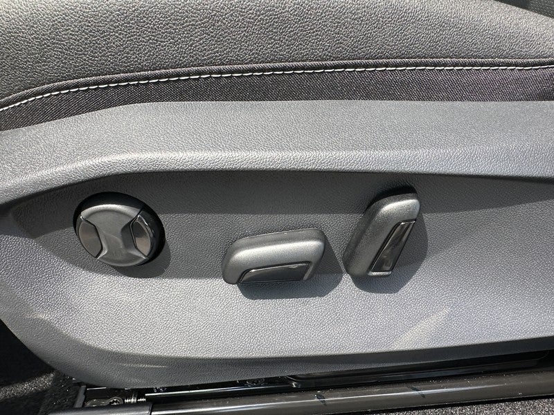 2025 Volkswagen Taos SEL 4MOTION