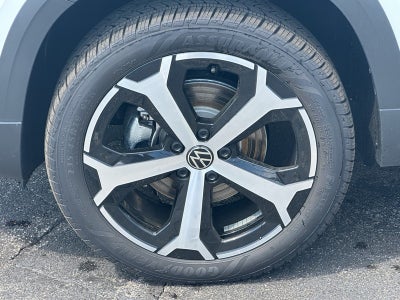 2025 Volkswagen Taos SEL 4MOTION