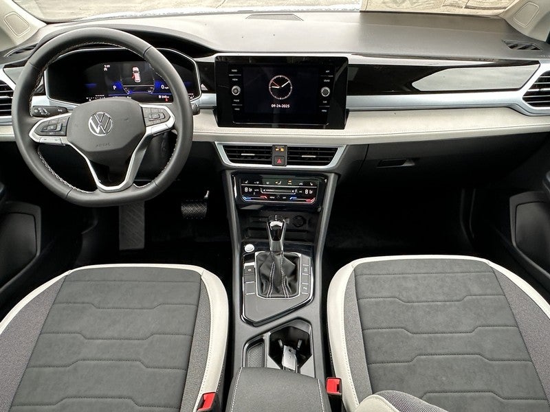 2025 Volkswagen Taos SE FWD