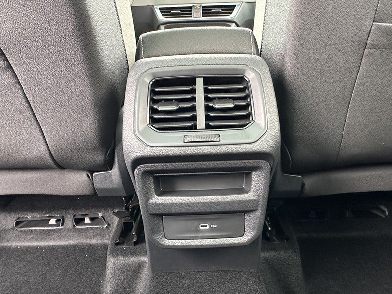 2025 Volkswagen Taos SE FWD