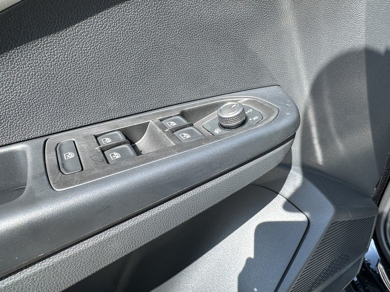 2025 Volkswagen Taos SE FWD