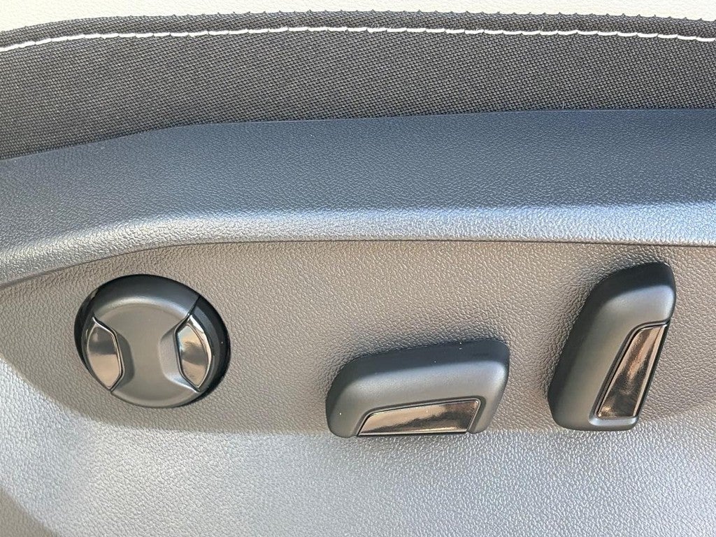 2027 Volkswagen Taos SE FWD