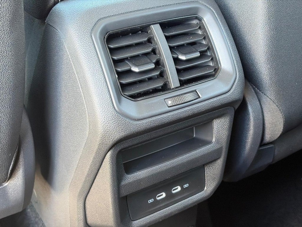 2027 Volkswagen Taos SE FWD