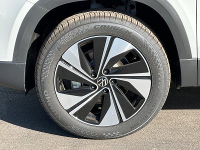 2025 Volkswagen Taos SE 4MOTION