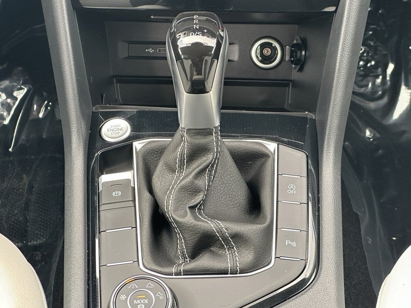 2025 Volkswagen Taos SE 4MOTION