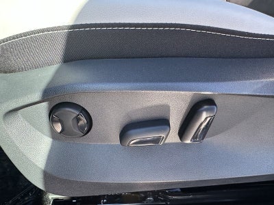 2025 Volkswagen Taos SE 4MOTION