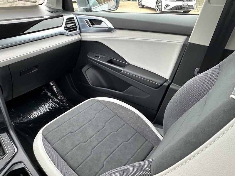 2025 Volkswagen Taos SE 4MOTION