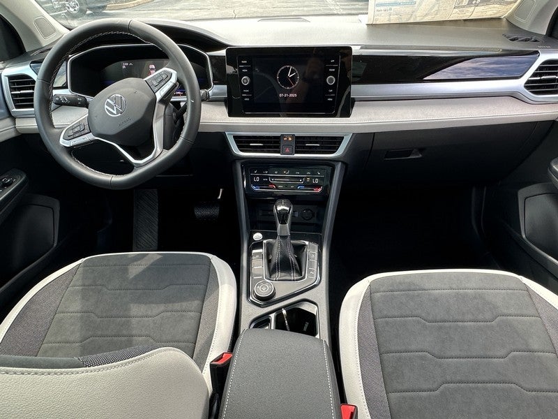 2025 Volkswagen Taos SE 4MOTION