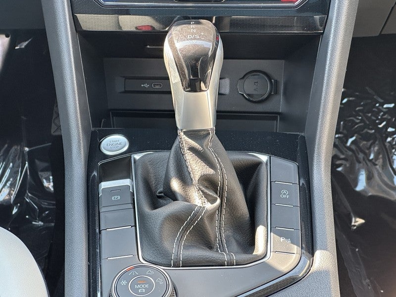 2025 Volkswagen Taos SE 4MOTION