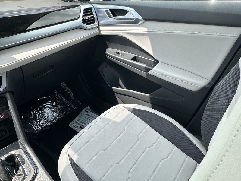 2025 Volkswagen Taos SE 4MOTION