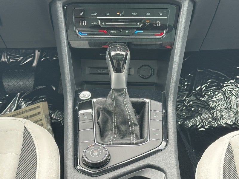 2025 Volkswagen Taos SE 4MOTION