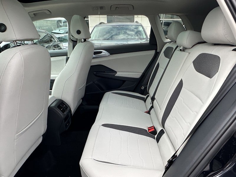 2025 Volkswagen Taos SE 4MOTION