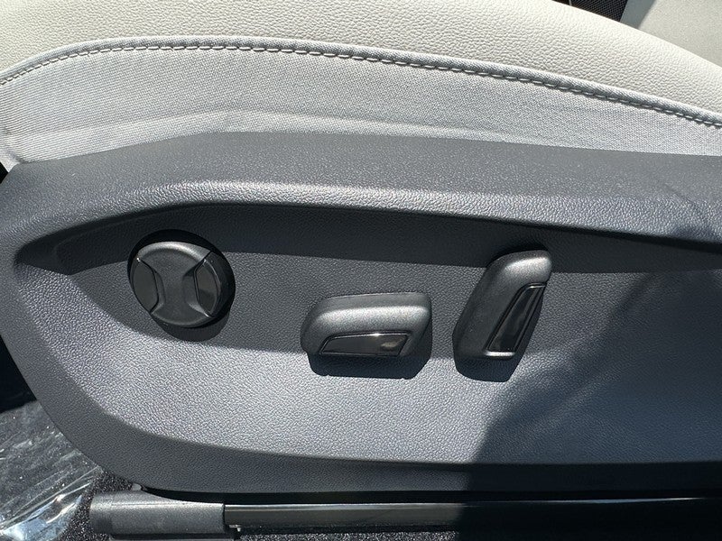 2025 Volkswagen Taos SE 4MOTION