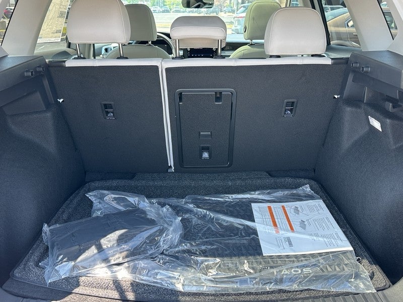 2025 Volkswagen Taos SE 4MOTION