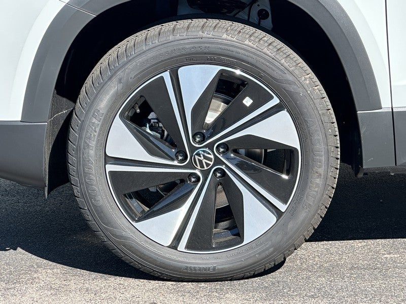 2025 Volkswagen Taos SE 4MOTION