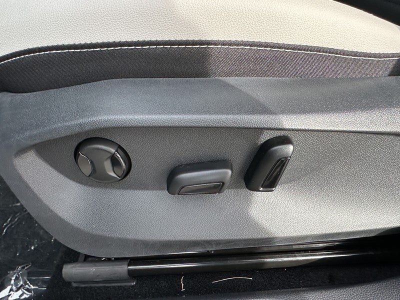 2025 Volkswagen Taos SE 4MOTION