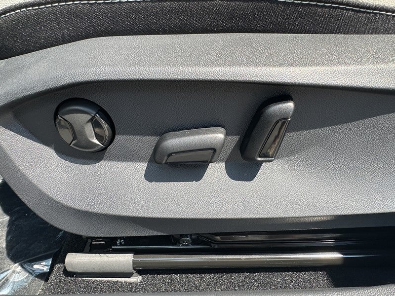 2025 Volkswagen Taos SE 4MOTION