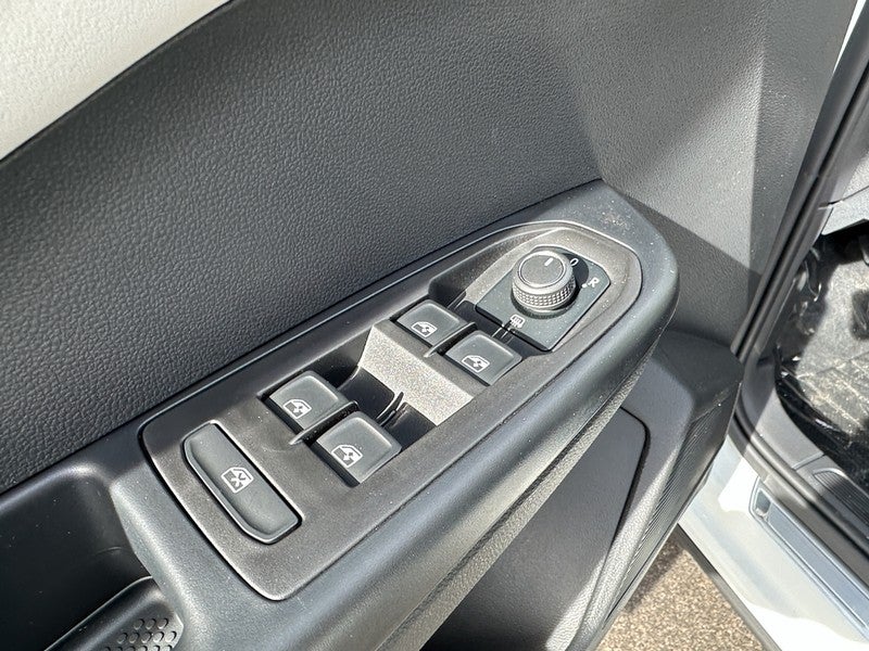 2025 Volkswagen Taos SE 4MOTION