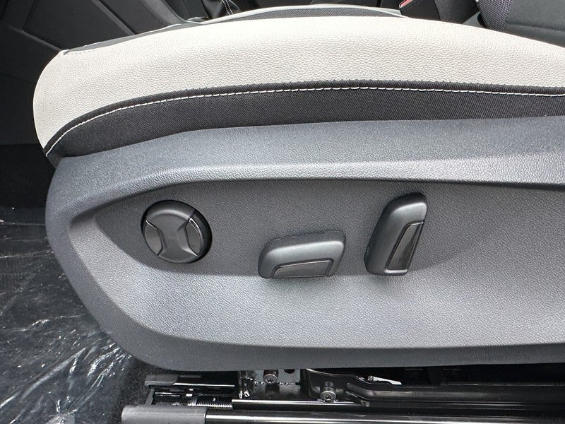 2025 Volkswagen Taos SE 4MOTION