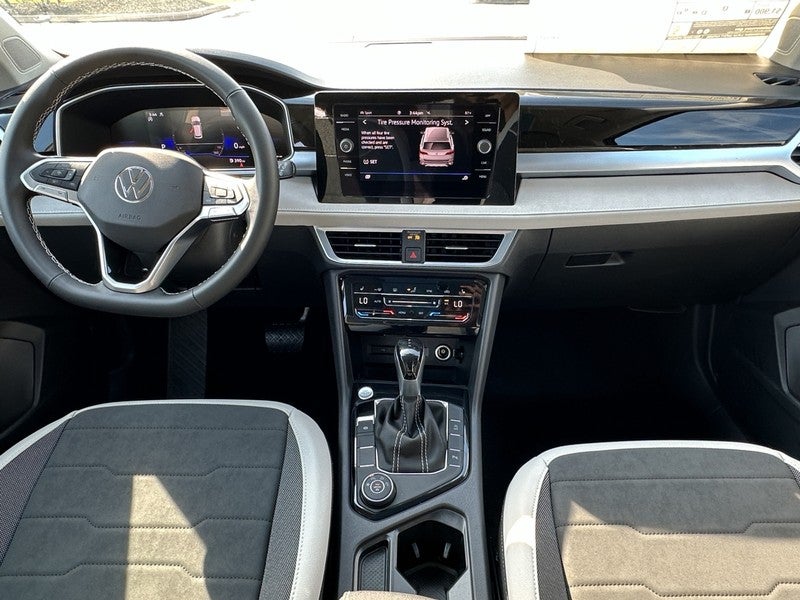 2025 Volkswagen Taos SE 4MOTION