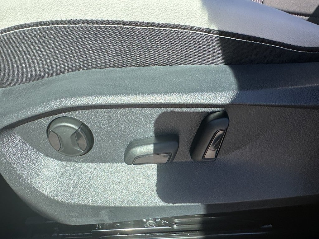 2025 Volkswagen Taos SE 4MOTION