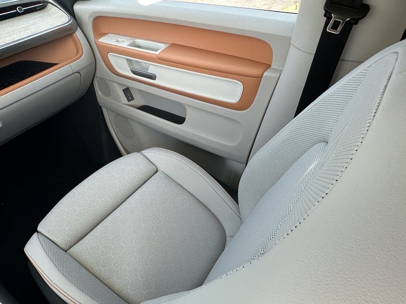 2025 Volkswagen ID. Buzz Pro S Plus 4MOTION w/Two-Tone